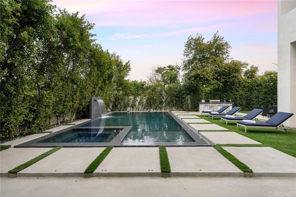 19-PoolSideView