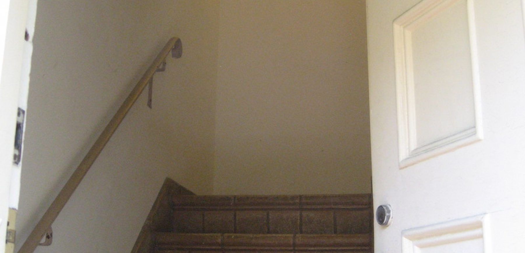 6314-Apt-Stairway-Entrance-IMG_2703-1