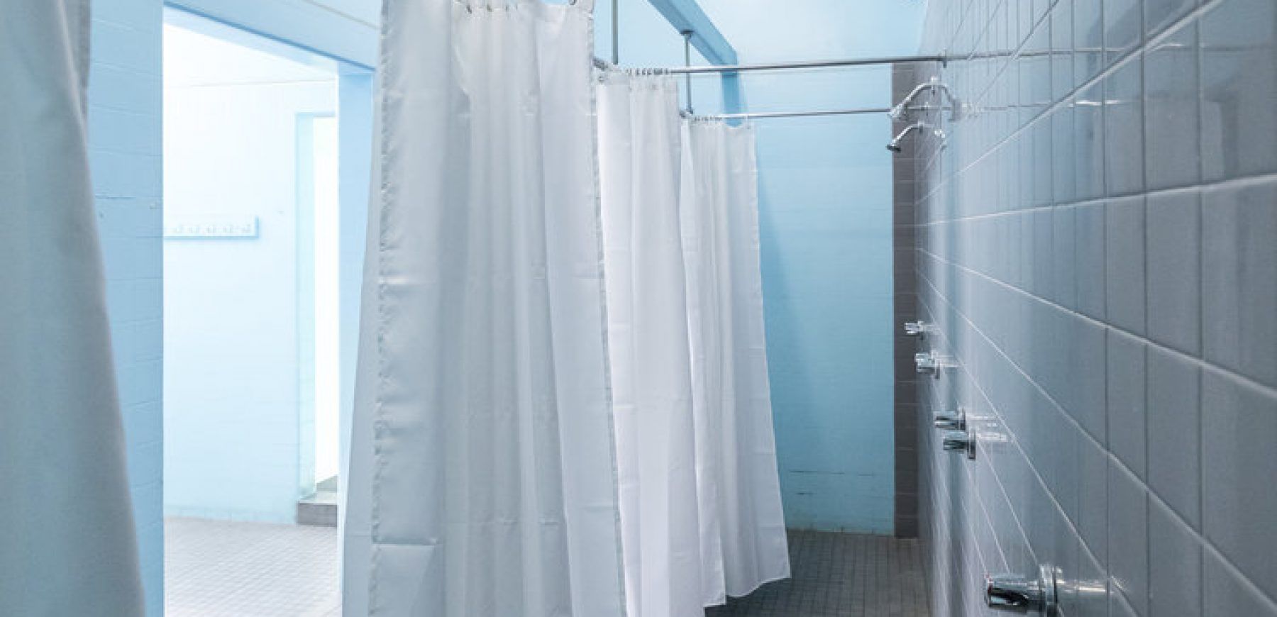 Men_s-Locker-Room-Showers