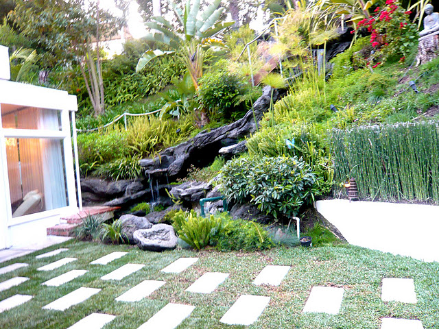 yard-and-fountain-bedroom