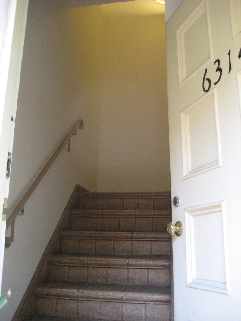 6314-Apt-Stairway-Entrance-IMG_2703