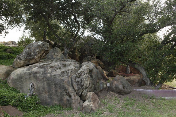 Rocks-at-Back-750x500