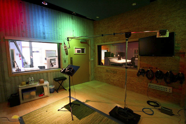 Studio-B-Booth-2a-11