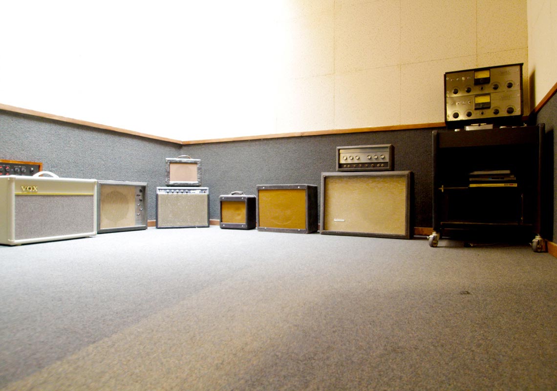 guitar-amp-room