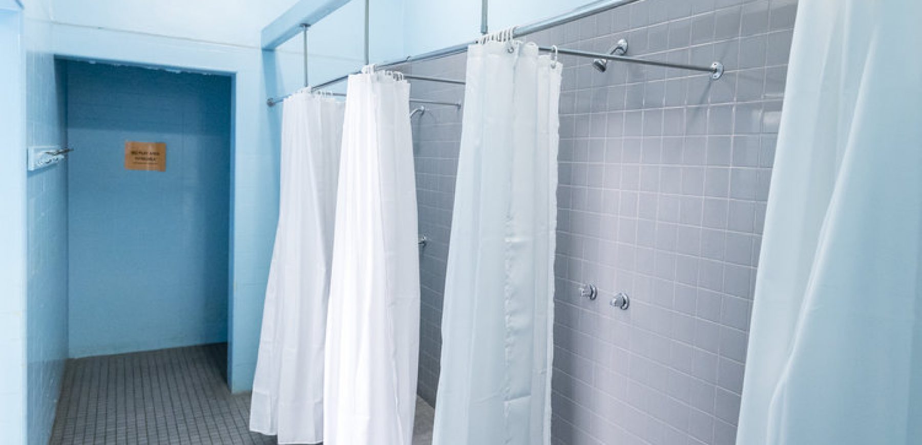 Men-Locker_s-Room-Showers-3