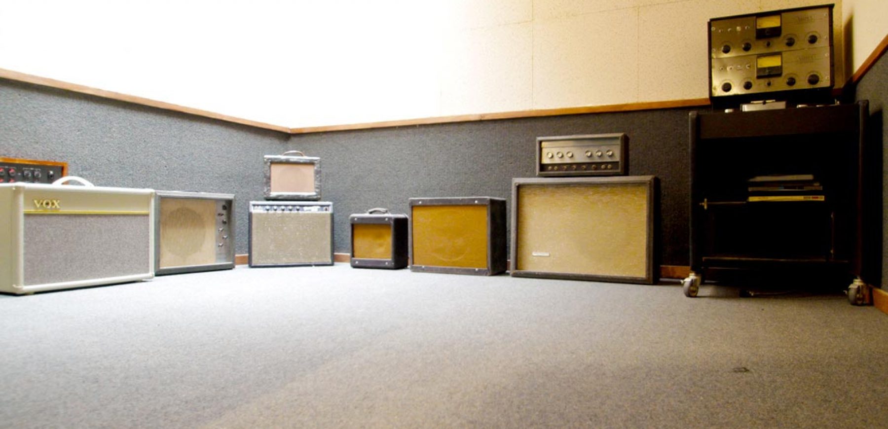 guitar-amp-room
