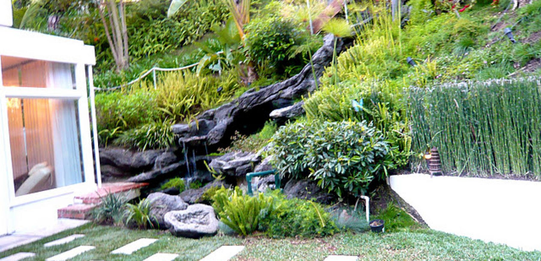 yard-and-fountain-bedroom